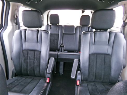 Used 2017 Dodge Grand Caravan SXT image 11