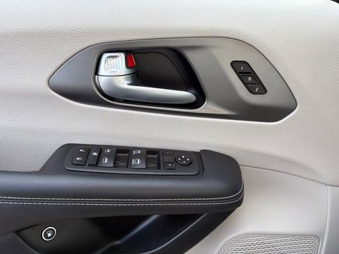 Certified 2024 Chrysler Pacifica Limited FWD image 23