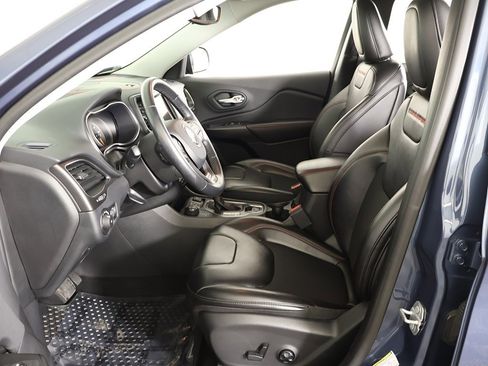 Used 2019 Jeep Cherokee Trailhawk w/ Cold Weather Group image 26