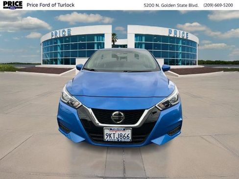 Used 2022 Nissan Versa SV image 2