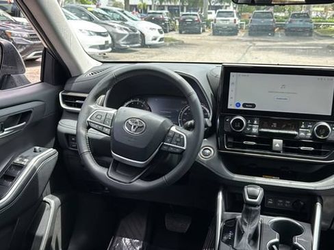 Used 2023 Toyota Highlander XLE FWD image 14
