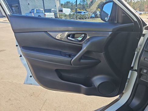 Used 2019 Nissan Rogue SV image 30