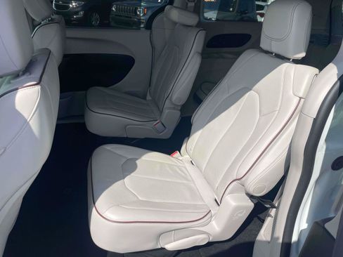 Used 2018 Chrysler Pacifica Limited w/ Tire & Wheel Group FWD image 6