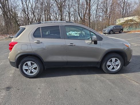 Used 2022 Chevrolet Trax LT w/ LT Convenience Package image 2