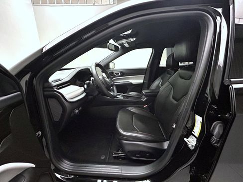 Used 2024 Jeep Compass Limited image 10