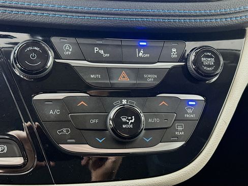 Used 2021 Chrysler Pacifica Touring image 15