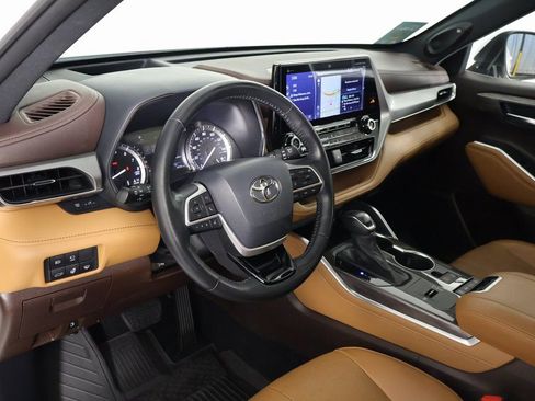 Used 2022 Toyota Highlander Platinum FWD image 7