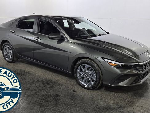 Used 2024 Hyundai Elantra Blue image 9