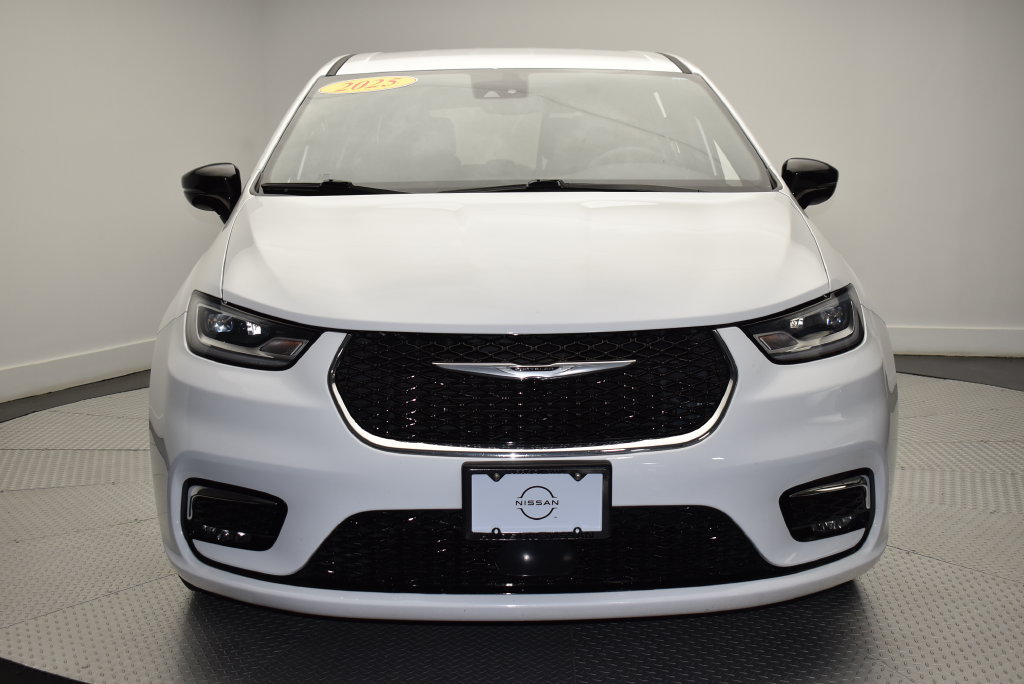 Used 2025 Chrysler Pacifica Select FWD image 2