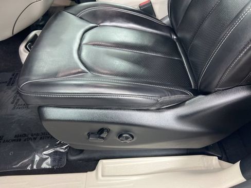 Used 2023 Chrysler Pacifica Touring-L FWD image 16