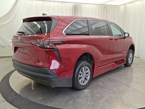 Used 2023 Toyota Sienna LE FWD image 28