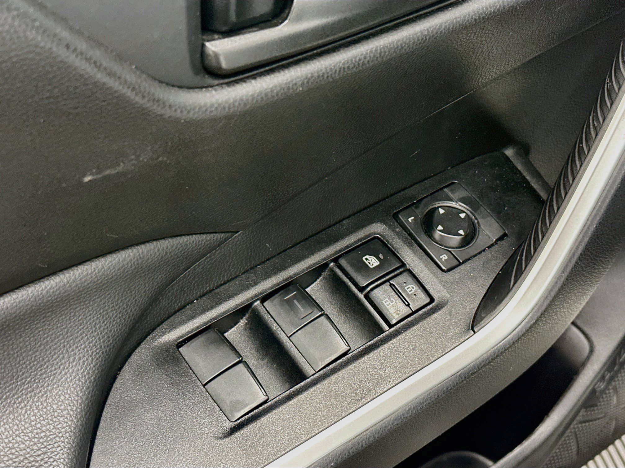 Used 2025 Toyota RAV4 LE AWD/4WD image 15