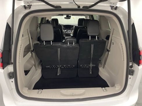 Used 2024 Chrysler Pacifica Touring-L image 5