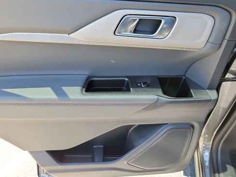 Used 2025 Ford Explorer Active RWD image 10