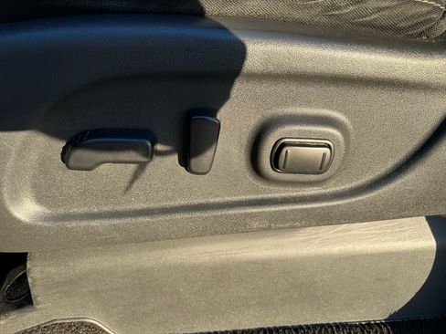 Used 2018 Nissan Titan SV w/ SV Convenience Package RWD image 16