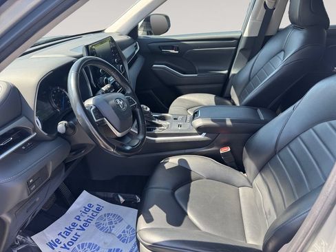 Used 2022 Toyota Highlander XLE AWD/4WD image 9