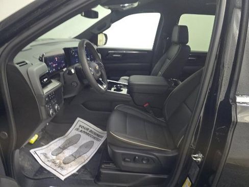 Used 2025 Chevrolet Suburban Premier image 7