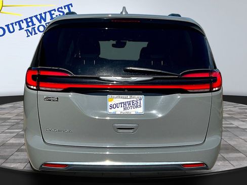 Used 2022 Chrysler Pacifica Touring-L FWD image 5