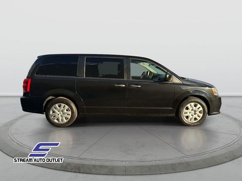 Used 2019 Dodge Grand Caravan SE w/ UConnect Hands-Free Group image 5