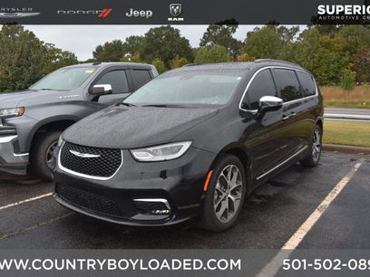 Used 2022 Chrysler Pacifica Limited w/ Uconnect Theater Family Group