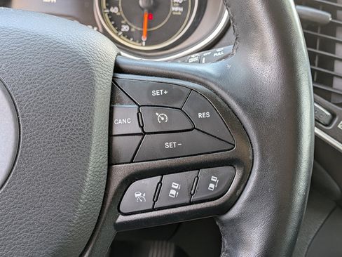 Used 2020 Jeep Cherokee Trailhawk AWD/4WD image 24