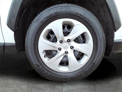Used 2020 Toyota RAV4 LE image 9