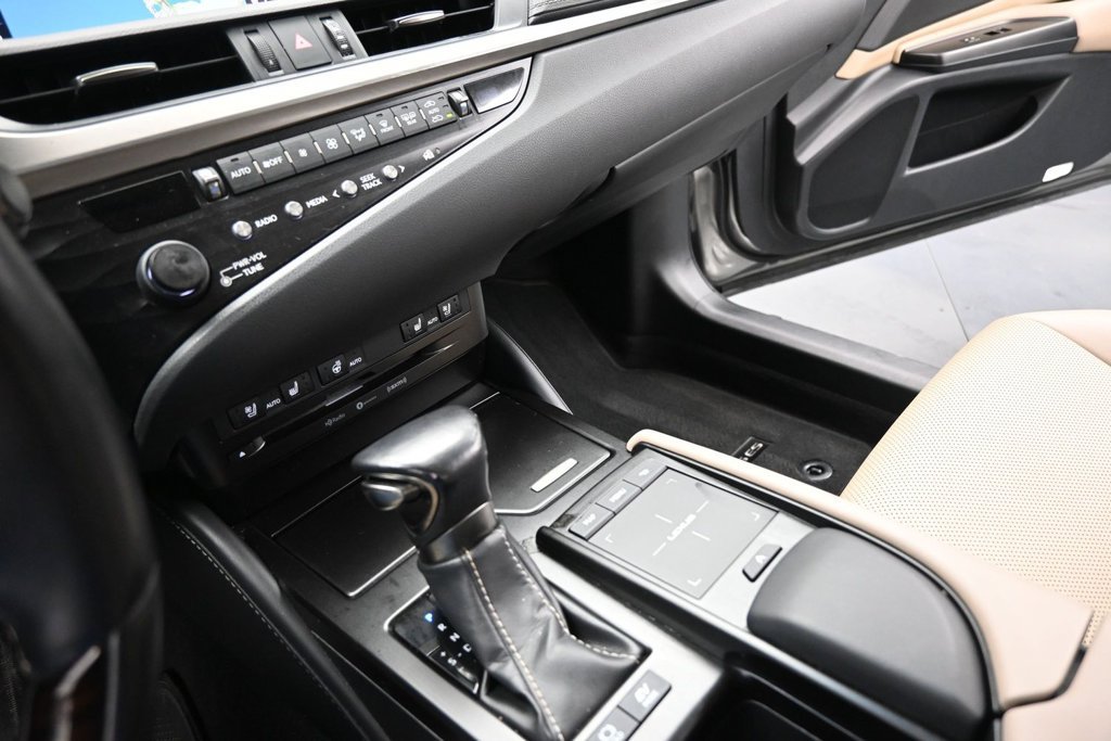 Used 2019 Lexus ES 300h w/ Premium Package FWD image 17