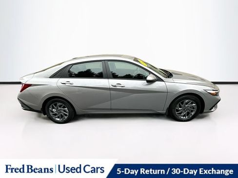 Used 2025 Hyundai Elantra Hybrid FWD image 11