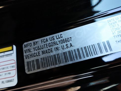 Used 2024 Jeep Gladiator Mojave w/ Technology Group image 40