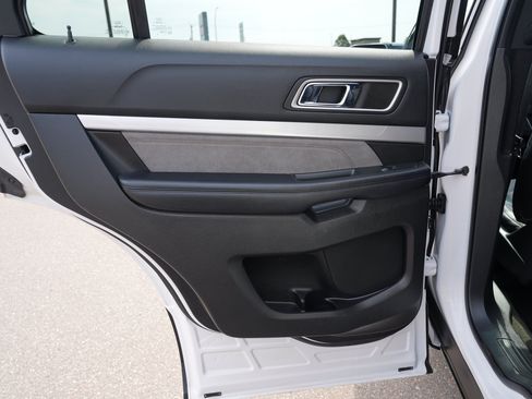 Used 2017 Ford Explorer XLT w/ Equipment Group 202A FWD image 19