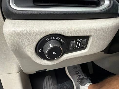 Used 2019 Chrysler Pacifica Touring Plus FWD image 25