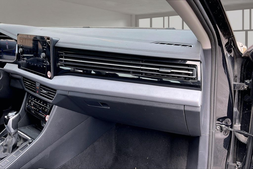 Used 2025 Volkswagen Jetta SE FWD image 25