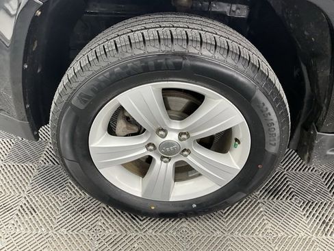 Used 2017 Jeep Compass Latitude image 29