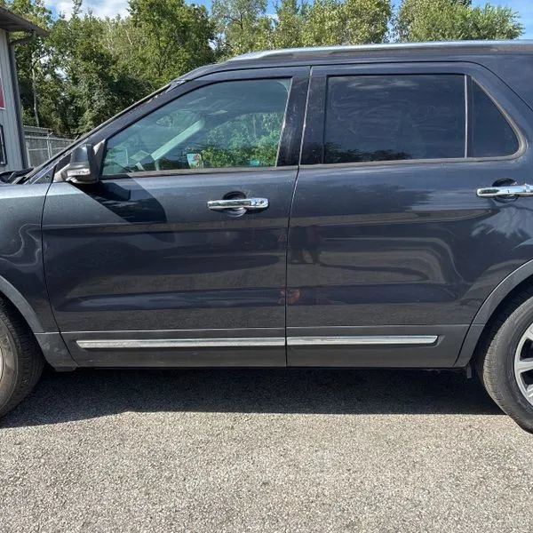 Used 2017 Ford Explorer Limited w/ Equipment Group 301A FWD image 3