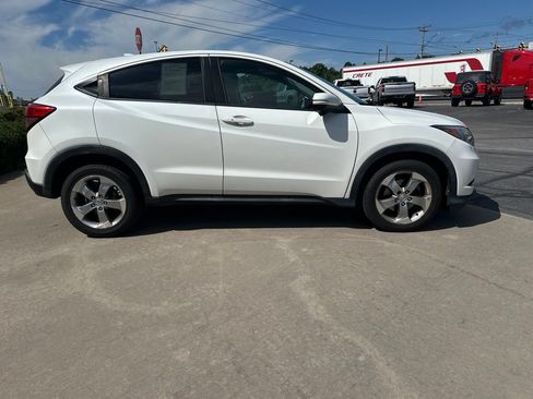 Used 2017 Honda HR-V EX image 4