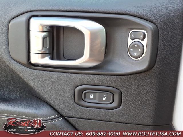 Used 2018 Jeep Wrangler Unlimited Sahara w/ Cold Weather Group AWD/4WD image 23