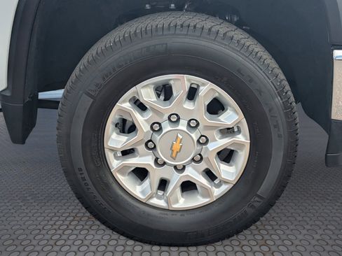 Used 2024 Chevrolet Silverado 2500 LT image 10