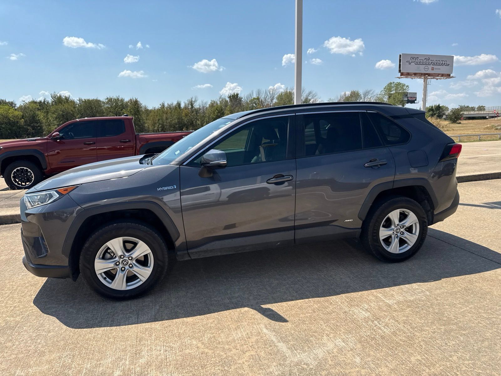Used 2020 Toyota RAV4 XLE AWD/4WD image 3