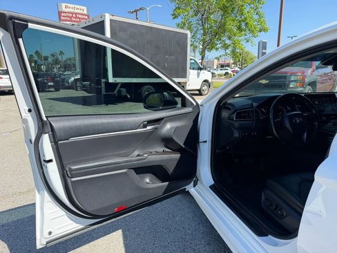 Used 2021 Toyota Camry SE FWD image 9