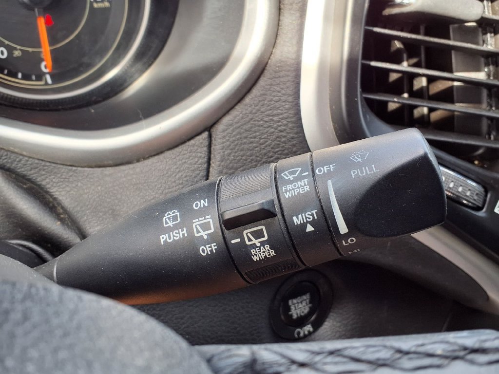 Used 2018 Jeep Cherokee Latitude Plus FWD image 15