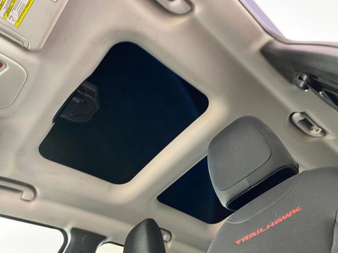 Used 2016 Jeep Renegade Trailhawk image 15