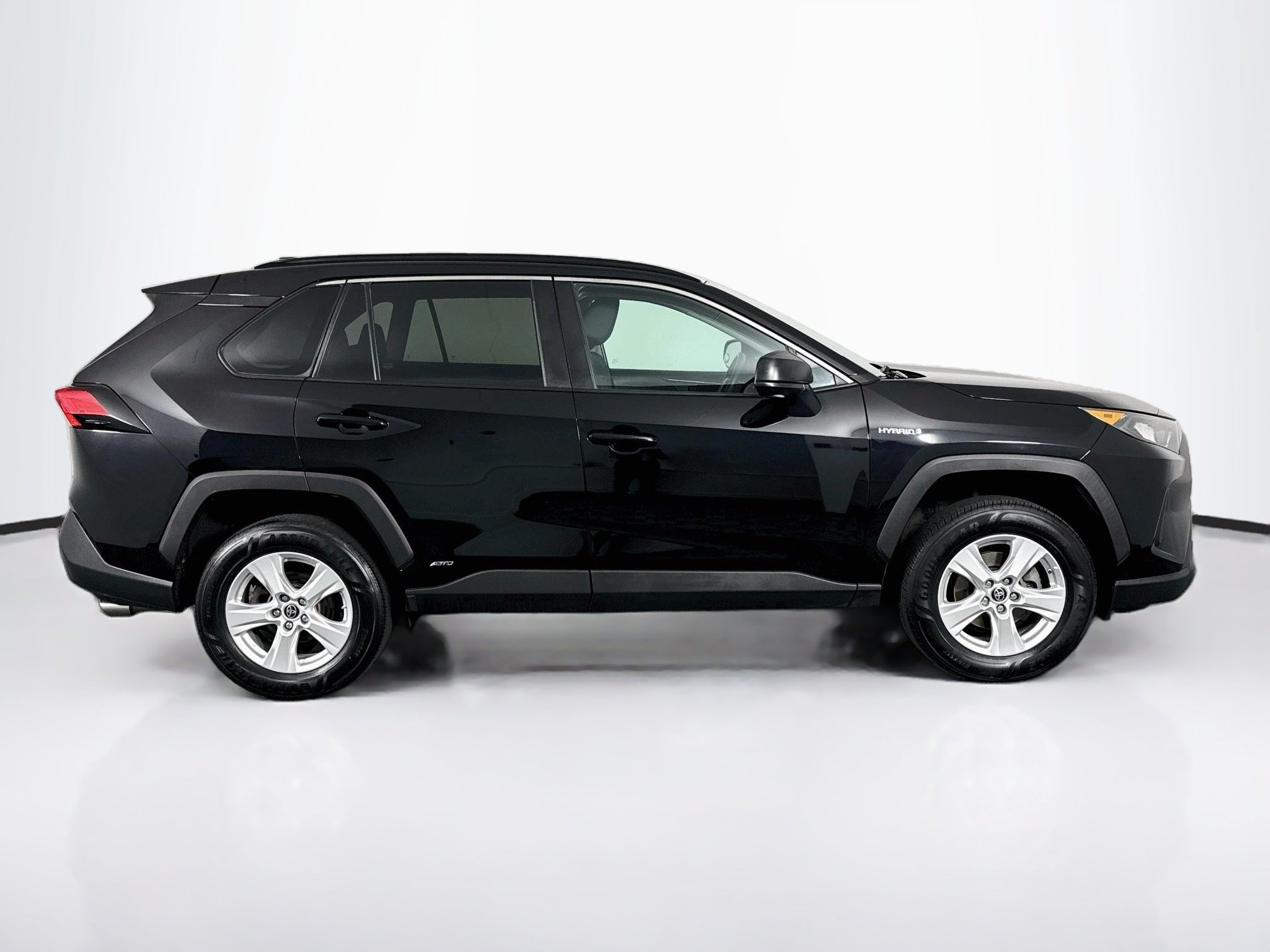 Used 2021 Toyota RAV4 LE AWD/4WD image 16