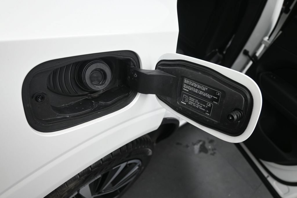 Certified 2024 Volvo XC60 B5 Ultimate w/ Protection Package Premier AWD/4WD image 17