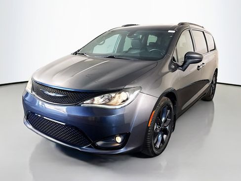 Used 2020 Chrysler Pacifica Touring-L w/ S Appearance Package image 4