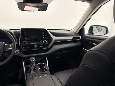 Used 2020 Toyota Highlander XLE AWD/4WD image 32
