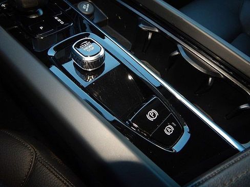 Certified 2025 Volvo XC60 T8 Plus w/ Protection Package Premier image 23