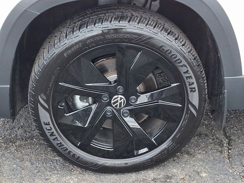 Used 2025 Volkswagen Taos SE image 27