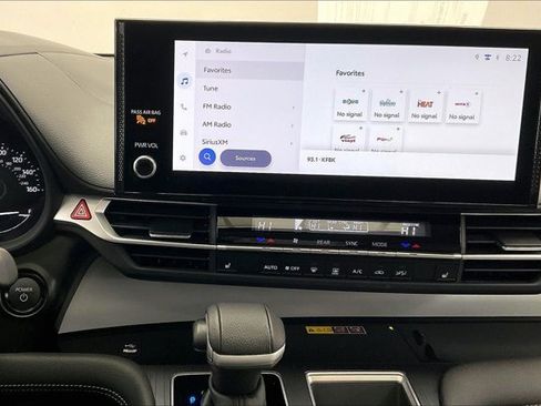 Used 2025 Toyota Sienna XLE image 5