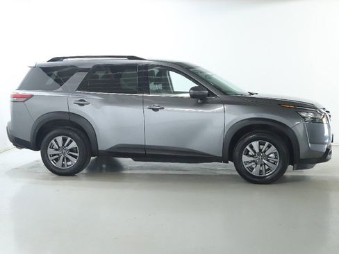 Used 2025 Nissan Pathfinder SV image 12