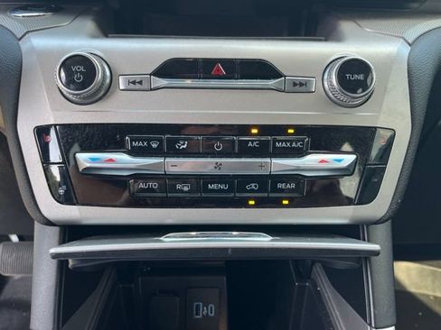 Used 2022 Ford Explorer XLT w/ Equipment Group 202A RWD image 26